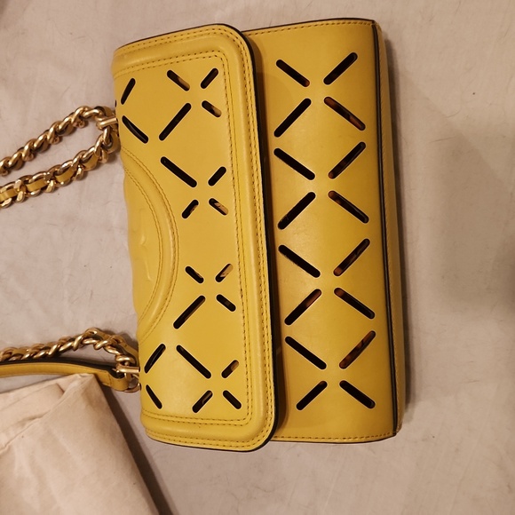 Tory Burch Fleming Perforated Diamond Shoulder Purse - Picture 3 of 11